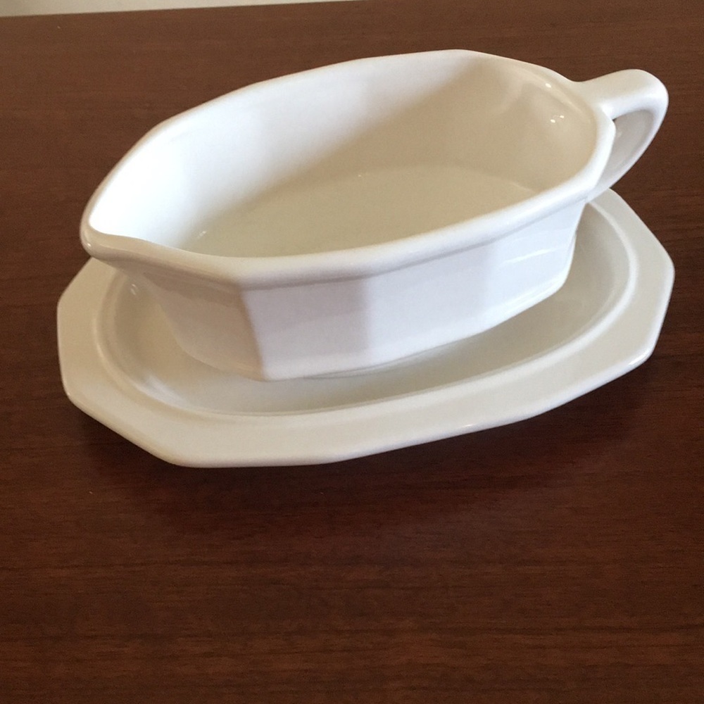 PFALTZGRAFF Gravy Boat & Underplate
Heritage White